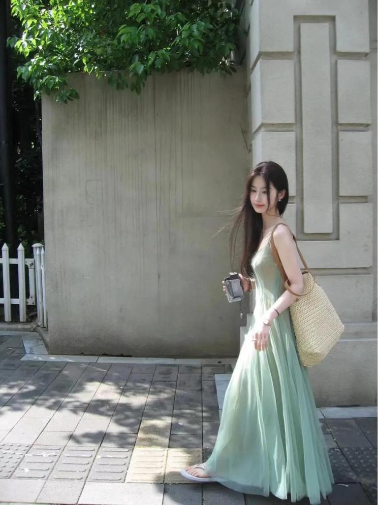 Elegant Summer Spaghetti Strap Dress: Slimming, Color-Blocked Mesh Design for a Unique, Sophisticated Look