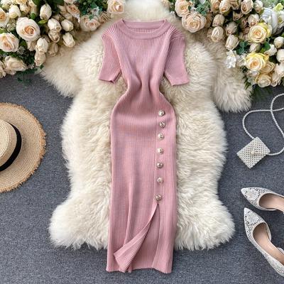 Koreanisches schlichtes einfarbiges geknöpftes figurbetontes kurzärmeliges gestricktes Kleid mit Schlitz und Hüftumspielung