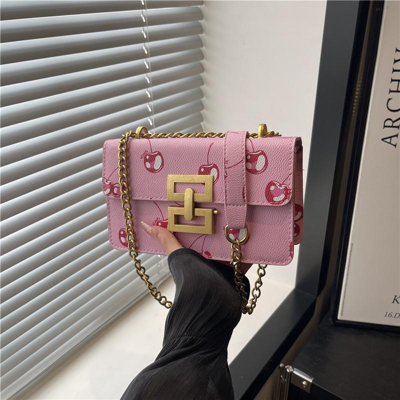 

Trendy brand cherry small square bag, high-end new niche women s bag, fashion gold label lock, celebrity oblique span square bag розовый