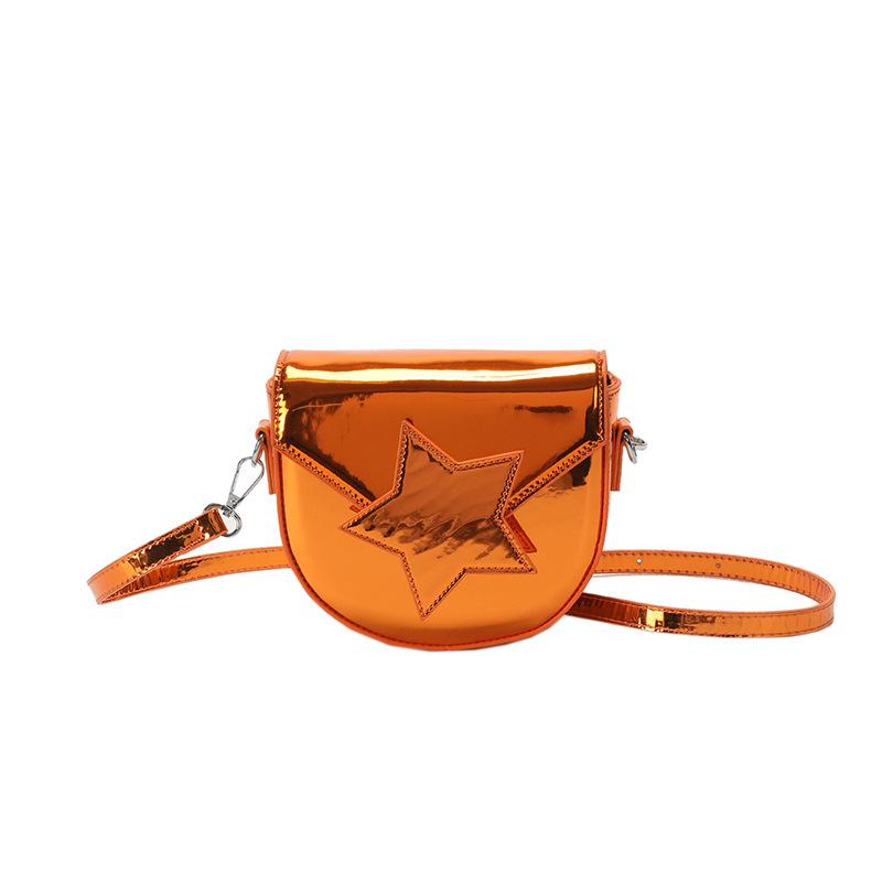 Le sac populaire de cette année nouveau 2025 couleur bonbon Mori style étranger à une épaule personnalité oblique femmes visage lumineux sac selle