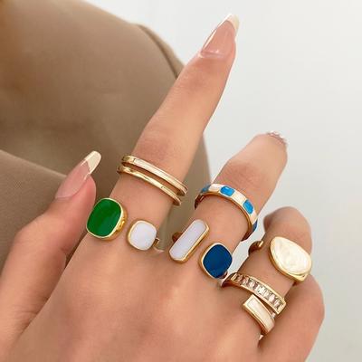 6-teiliges Retro-Set mit offenen Manschettenringen aus Kunstharz mit künstlicher Smaragdfarbe und mehrteiligem Set zum Tragen personalisierter Ringe auf Reisen