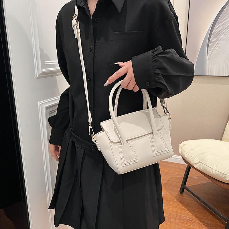 Version Niche Minimalist and Versatile One Shoulder Handbag for Women's Summer New Fashionable Commuting Crossbody