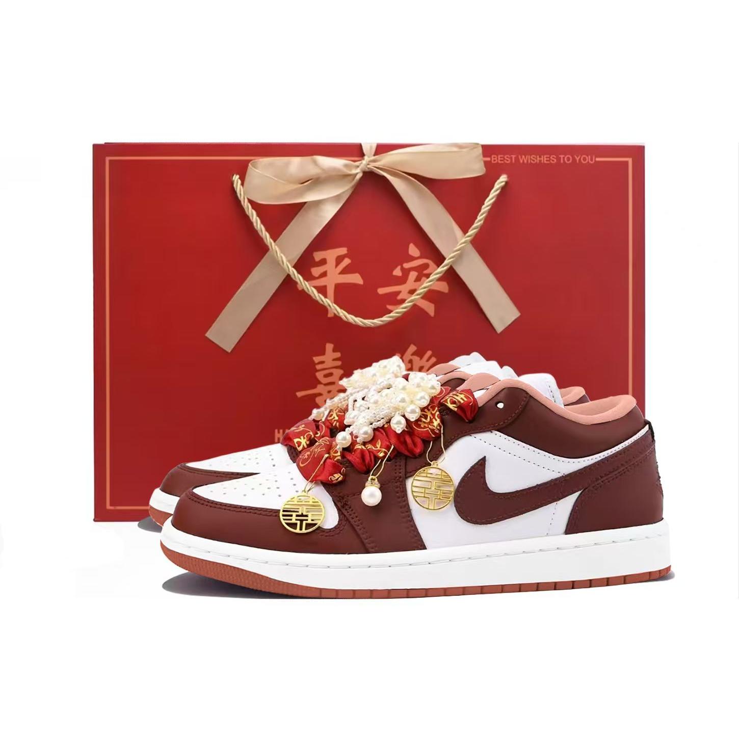 

Jordan Air Jordan 1 Cushioning Slip Resistant Abrasion Resistant Low top Vintage Basketball Shoes Women s White Red DC0774-180(Team59-SBOX) 37.5