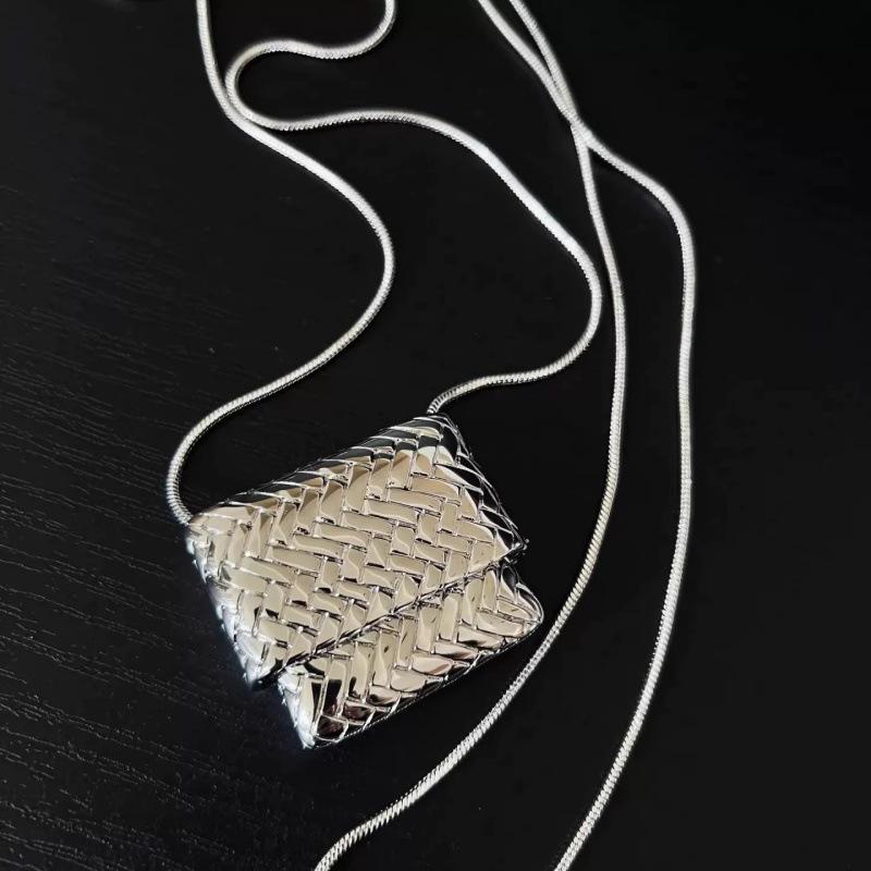 Habl Blogger-Style Water Purifier Pendant Necklace: Versatile Women's Accessory, Ideal for Layering with Sweaters.