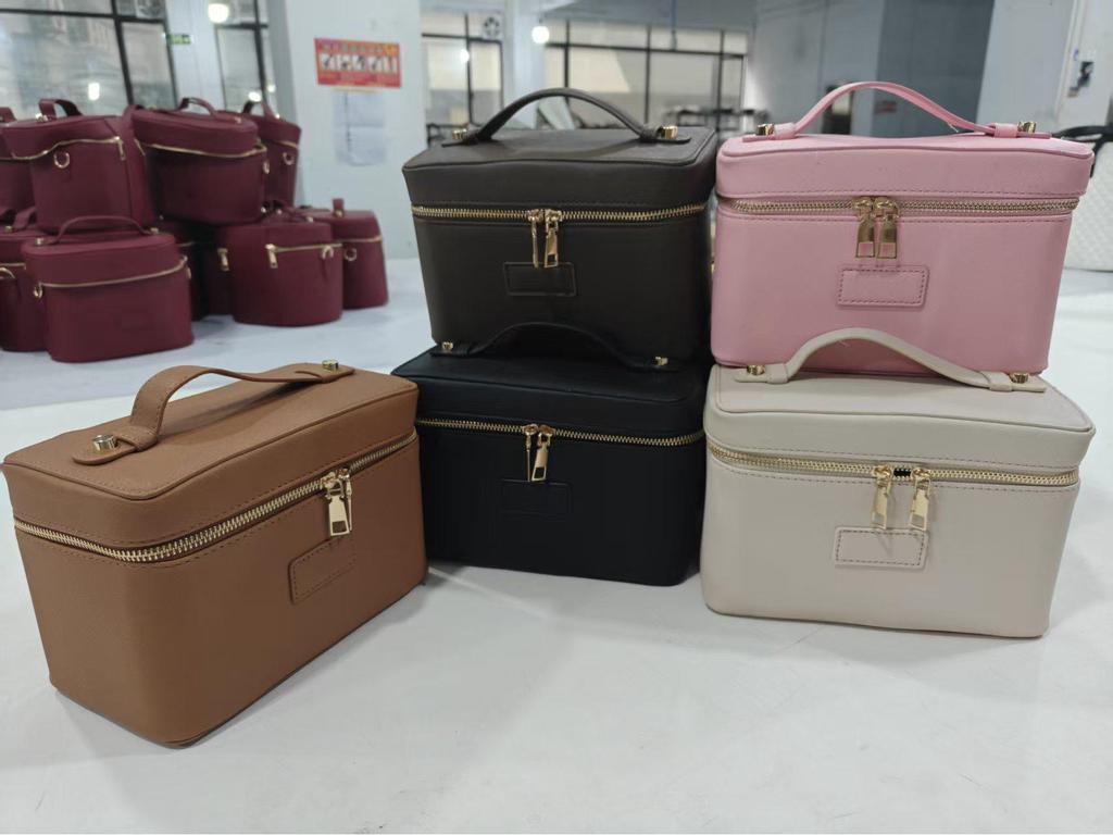 Tragbare Kosmetiktasche aus Cross-Grain-Leder mit goldener Hardware - Reise-Organizer für Make-up und Hautpflege