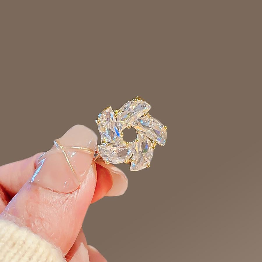 Elegant Pearl Brooch - High-End Minimalist Clothing Accessory