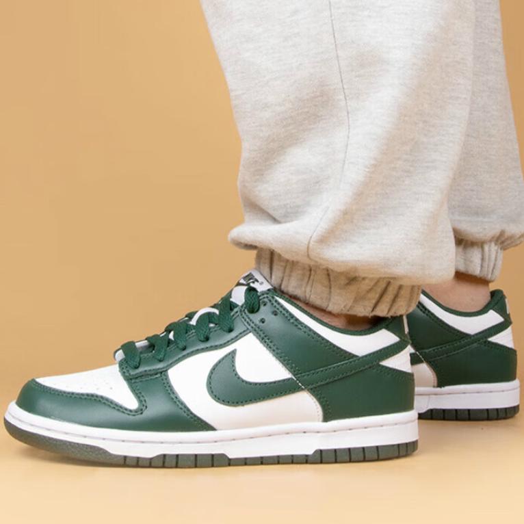 Nike Dunk Low GS Michigan State Kinder-Sneaker Weiß Team-Grün Total-Orange CW1590-102