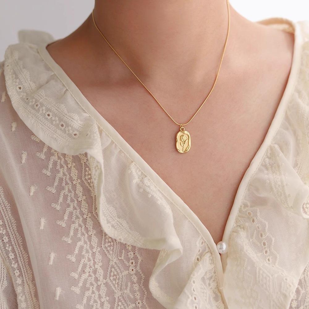 Retro Embossed Tulip Pendant Necklace For Women Personalized Gold Color Silver Color Stainless Steel Necklace Party Jewelry