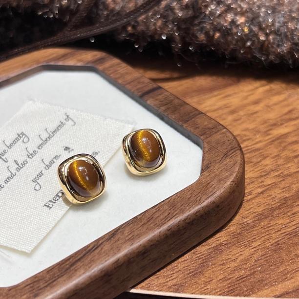 French Maillard Tiger Eye Stud Earrings for Women - Elegant, Retro, Versatile, and High-End.