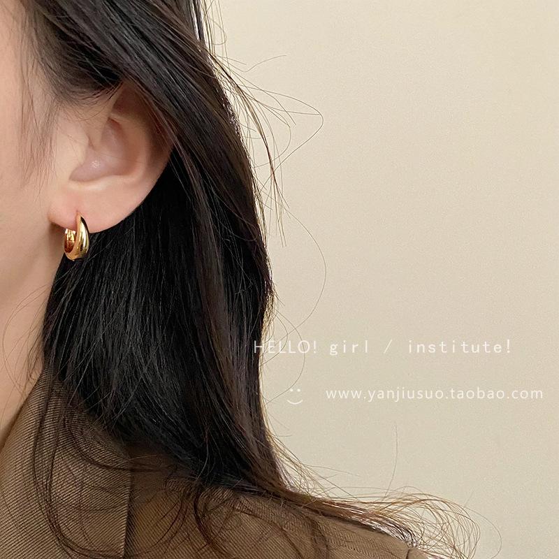 Stříbrné kruhové náušnice: Pokročilý Niche Design s Chladným Stylem - Trend 2022