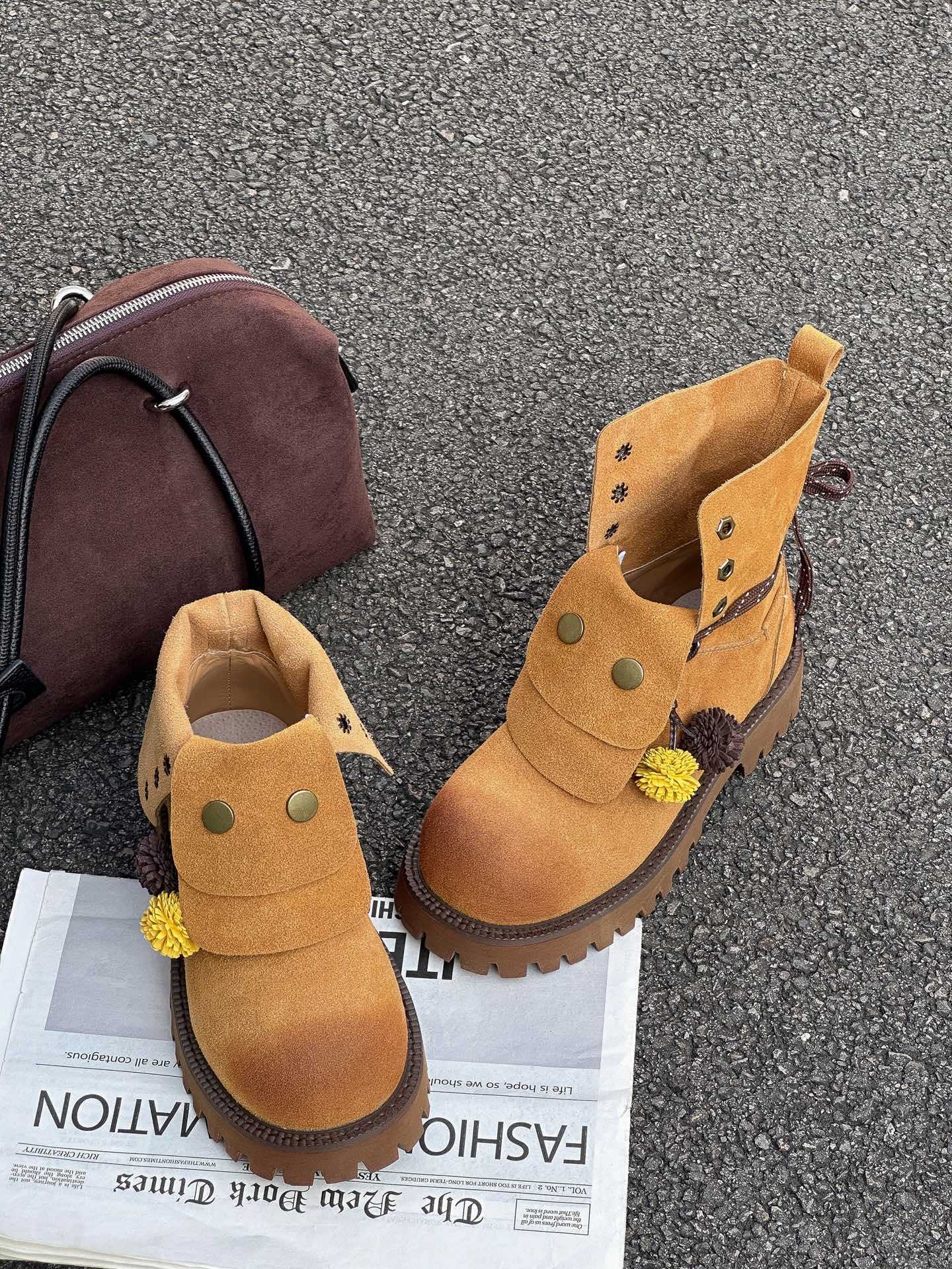 

Retro thick-soled versatile women 2025 early autumn new versatile soft-soled medieval hippie fringed three-wear medium tube Martin boots 35