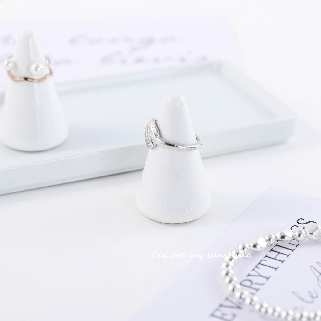 Japanischer einfarbiger Keramik-Ringehalter - Weißer Porzellankegel für die Präsentation von Ringen und Ohrringen