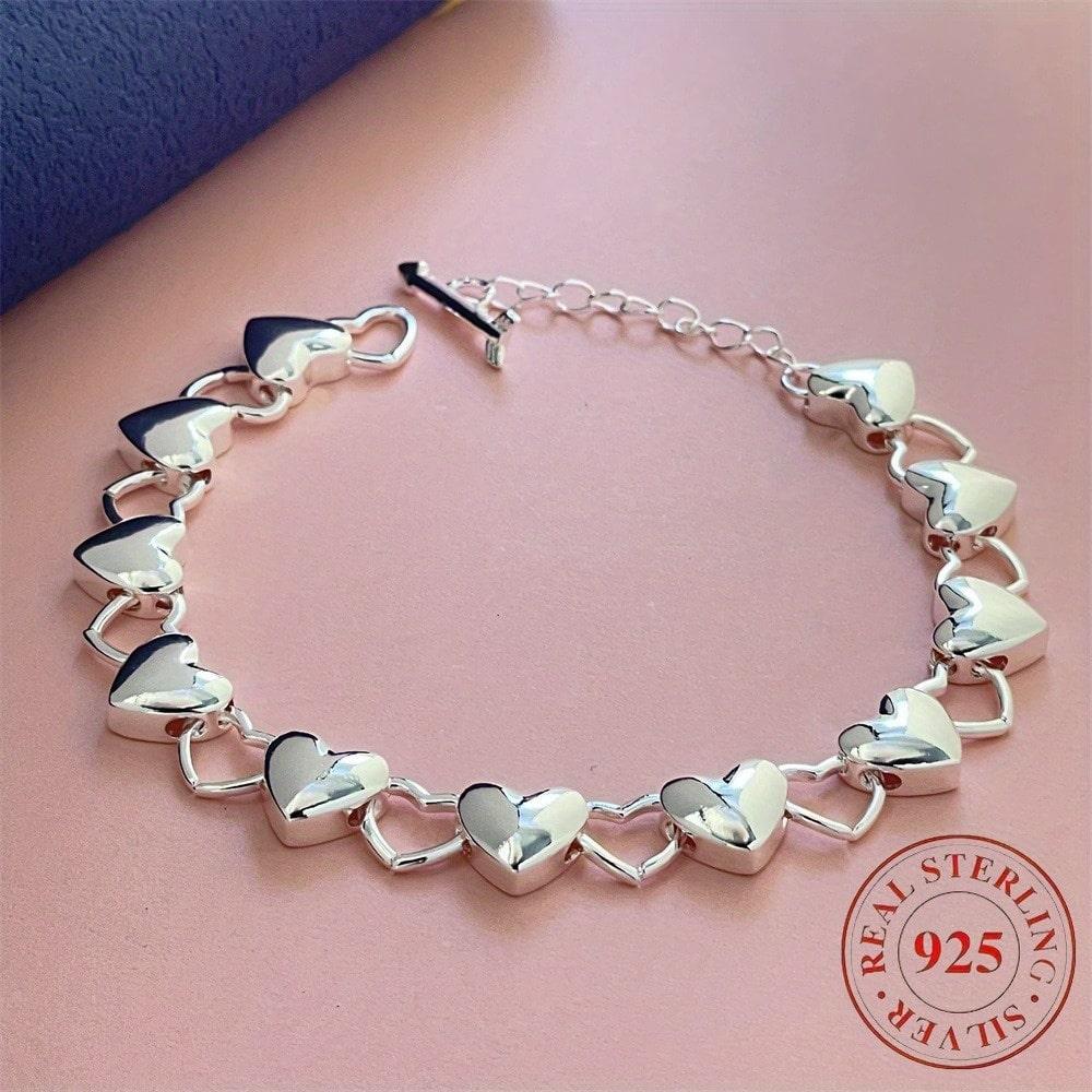 Exquisite Copper Heart-Shaped Bracelet: A Stylish Engagement Jewelry Accessory and Charming Gift for Women.