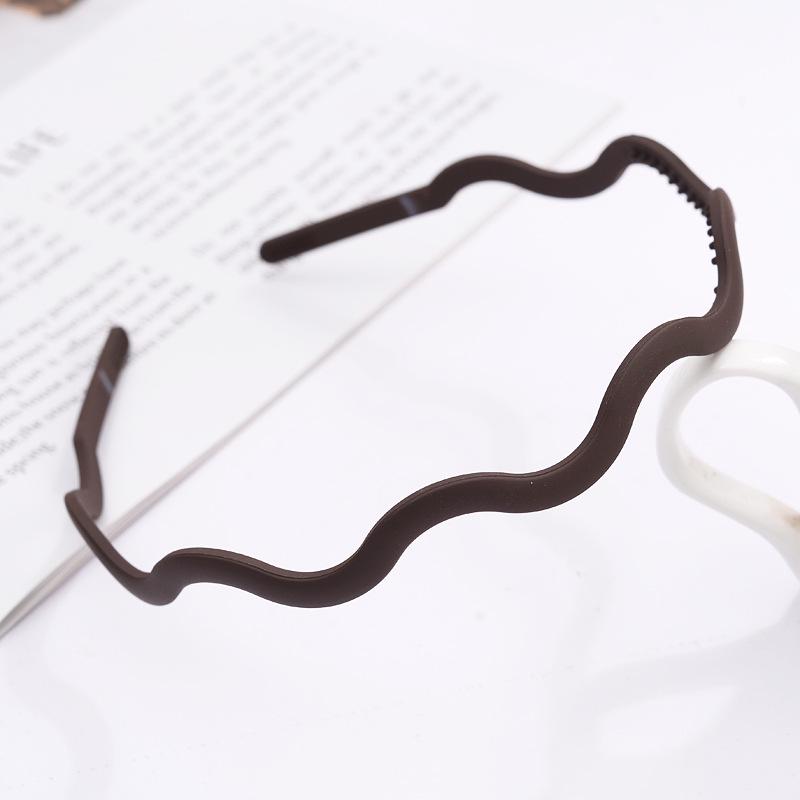 Matte Morandi Wave Hairband for Women: Versatile Sawtooth Clip for Makeup, Face Washing, Secure Hold for Fine Hair.