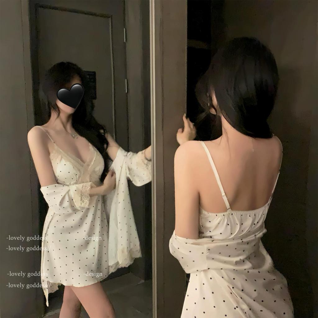 Szykowna koszula nocna w kropki z koronkowym wykończeniem, na ramiączkach spaghetti i z wkładką na biuście.