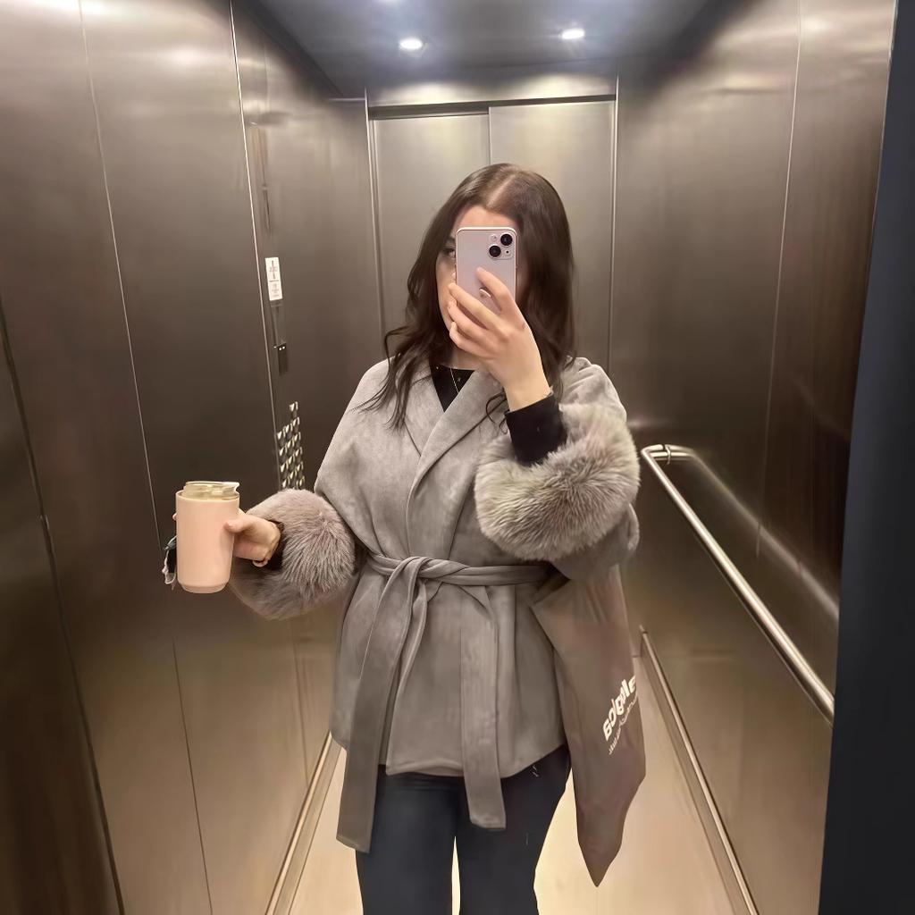 Damen Kurz-Trenchcoat mit tiefem V-Ausschnitt, Bindegürtel und grauen pelzigen Pompon-Ärmelbündchen, eleganter Casual-Stil