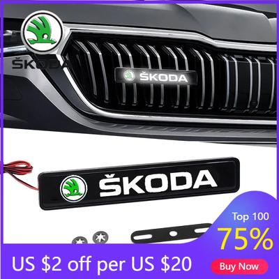 Samolepka na auto 2025 Nová 1/2 ks Dekorativní světlo na auto LED Znak na přední masku Odznak Dekorace Pro Skoda Octavia Fabia RS Kamiq Kodia