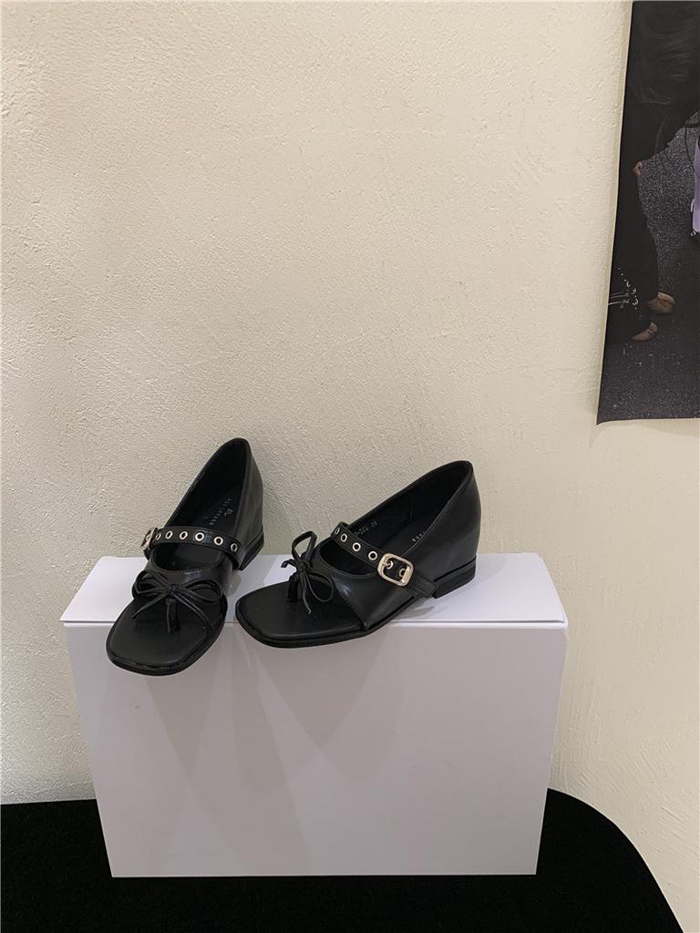 Damen Sommer 2025 neue Design-Sinn Nischen-Taschen-Absatz kneifende Sandalen Damen