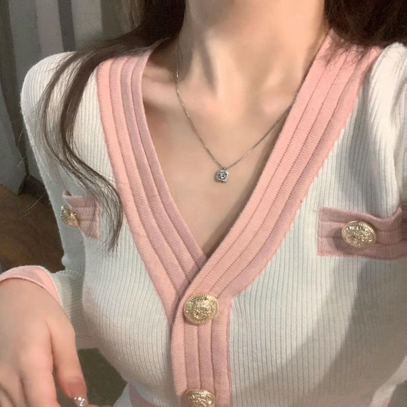 High-end V-neck Fashion Knitted Dress Women's Early Autumn New Temperament Niche Design Hip Skirt