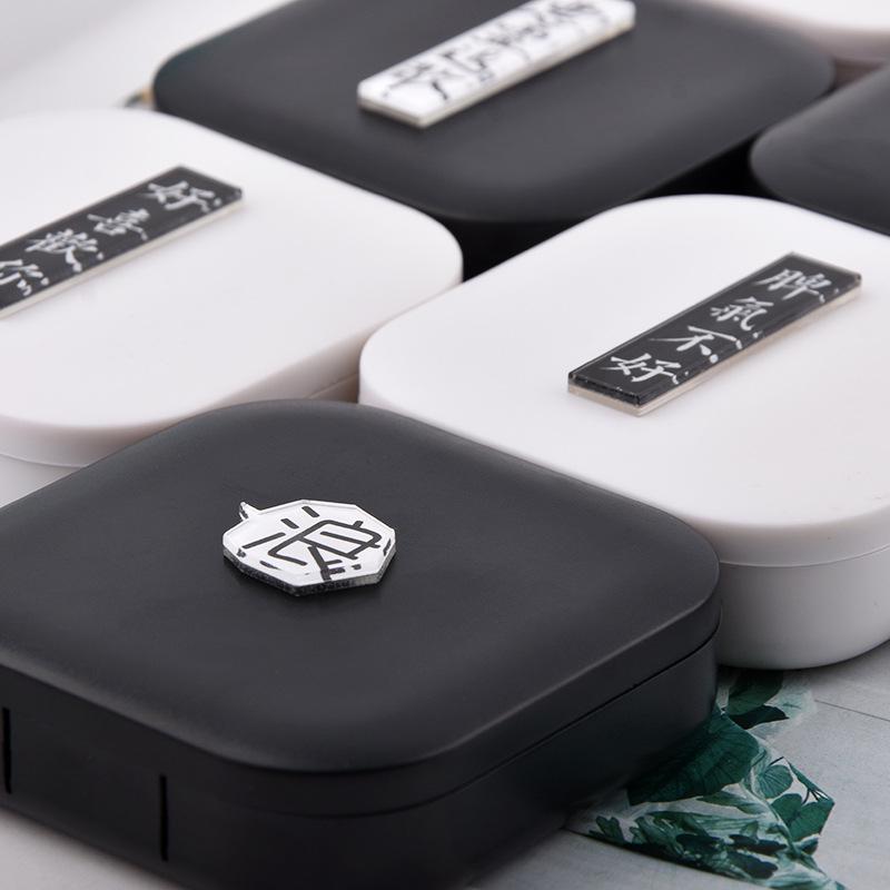 Modny pojemnik na soczewki kontaktowe z postacią ze slangu internetowego