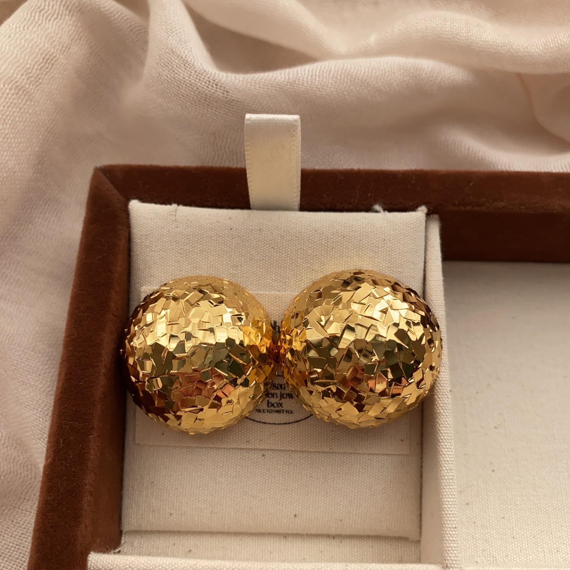 

Three-dimensional spherical stud earrings, metal fragments, texture earrings, niche, cold and shiny, light luxury, fashion, high-end and unique