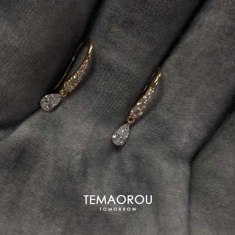 Ohrringe aus 18 Karat Gold mit Zirkonia-Quaste in Tropfenform – elegantes, leichtes Luxus-Design