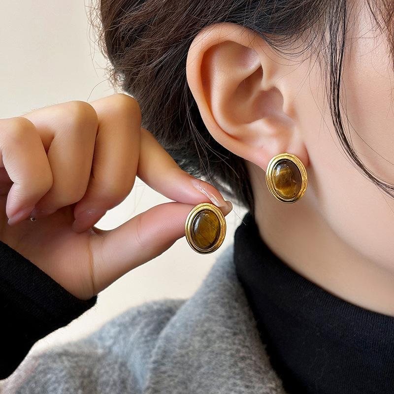Maillard color oval tiger's eye stone stud earrings women's light luxury niche high-end sense relaxed tide earrings unique autumn and winter earrings
