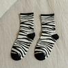 2 Pairs Women Cartoon Mid Tube Socks Fashionable Cow Zebra Print Pattern College Style Cute Comfortable Casual Round Neck Socks