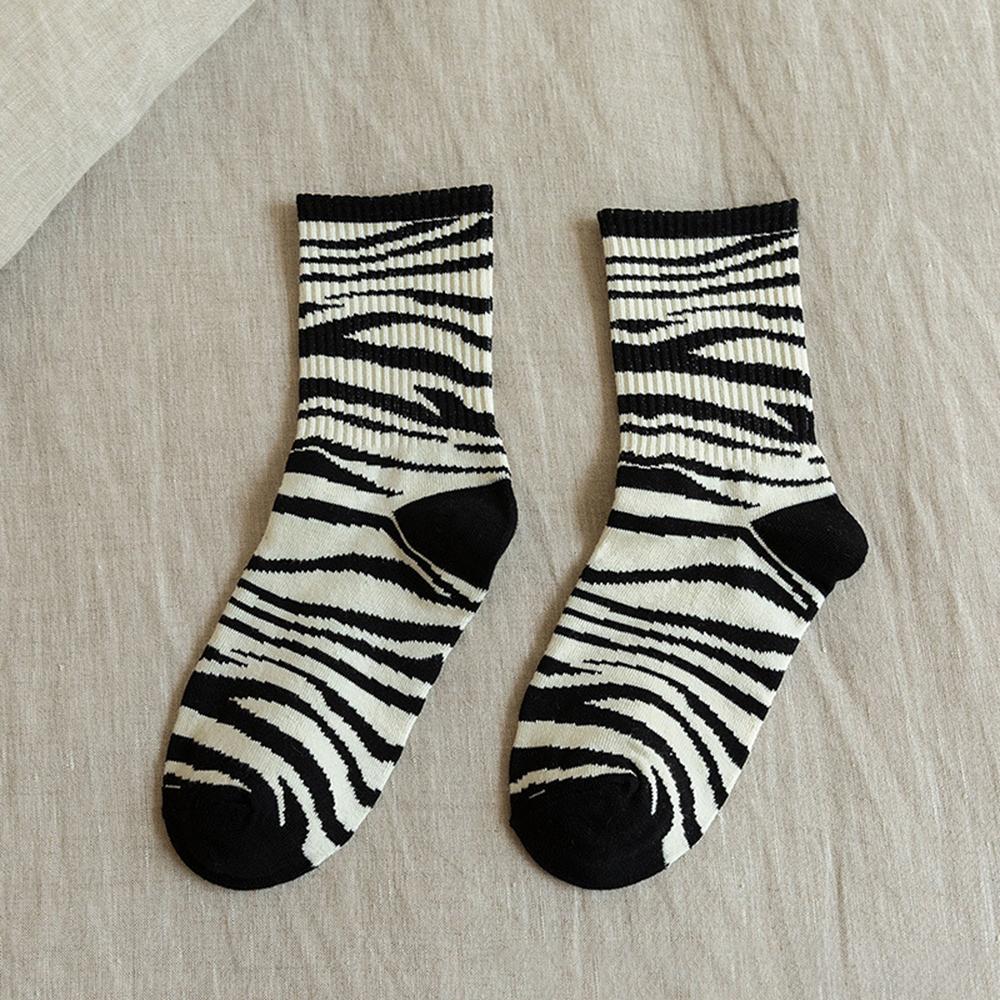 2 Pairs Women Cartoon Mid Tube Socks Fashionable Cow Zebra Print Pattern College Style Cute Comfortable Casual Round Neck Socks