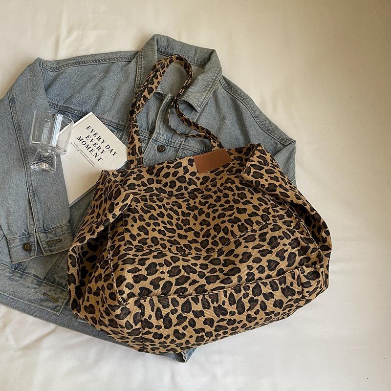 Leopard print canvas messenger bag women's 2025 small fresh Korean version shoulder bag large capacity commuter bag class tote bag