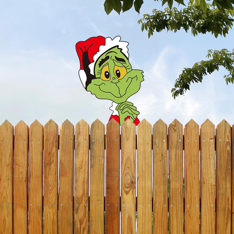 Grenzüberschreitende Weihnachtsdekoration mit Rentieren und Weihnachtsmann, Elch lugt aus dem Zaun