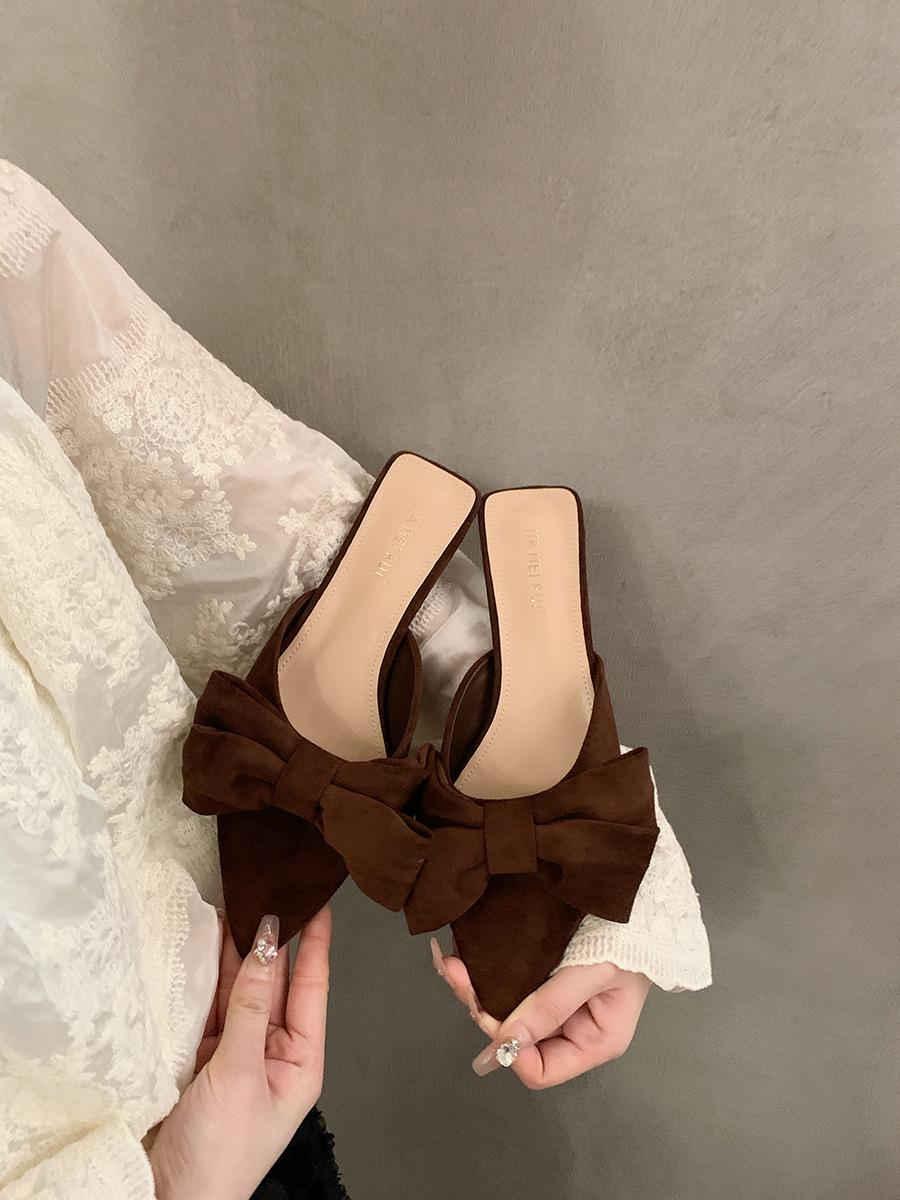 

Маленькие классные тапочки на высоком каблуке с острым носком, женская обувь, новинка 2025 года, босоножки с бантом и темпераментом 42 коричневый