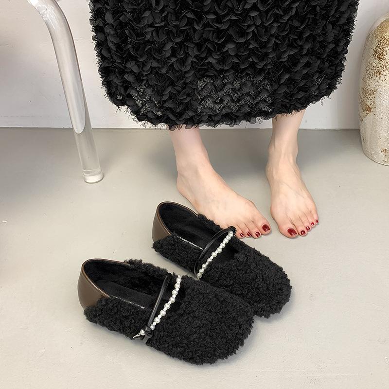 Flat-bottomed Mary Jane lamb wool shoes, children wear new Doudou shoes in autumn and winter