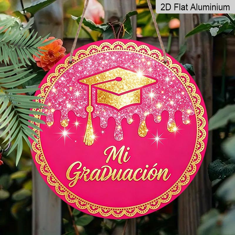 Colgante de pared 2D Plano de Aluminio con Temática de Graduación, Disponible en Múltiples Tamaños, Presentando un Diseño de Birrete de Graduación Rosa y Dorado Brillante Estilo Español