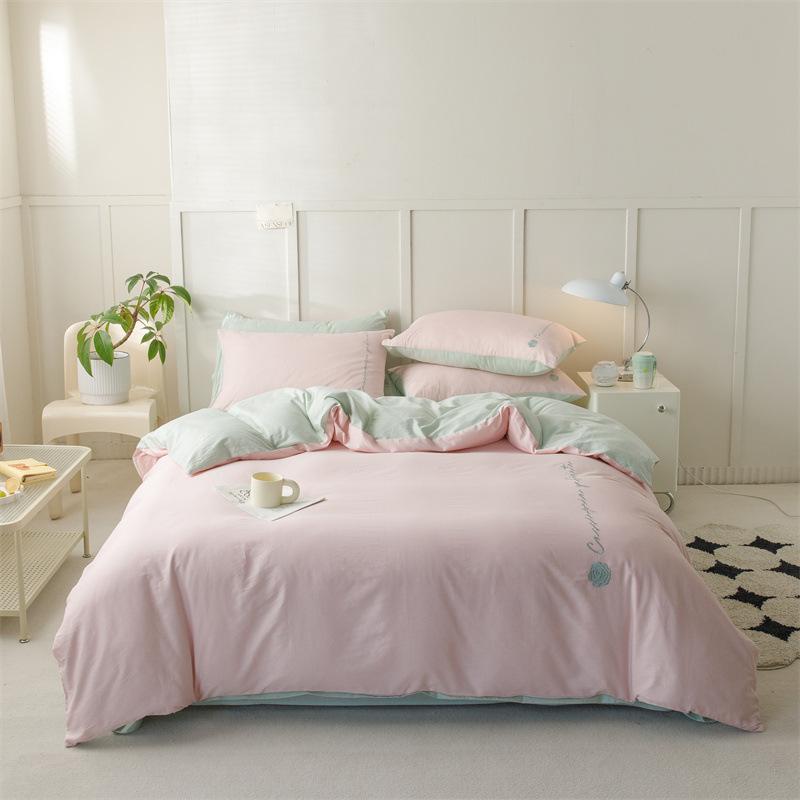 Kleines, frisches vierteiliges Set aus reiner Baumwolle, bedrucktes Set aus reinem Baumwolltwill, Einzel- und Doppelbettbezug, Bettlaken, Kissen, dreiteiliges Set