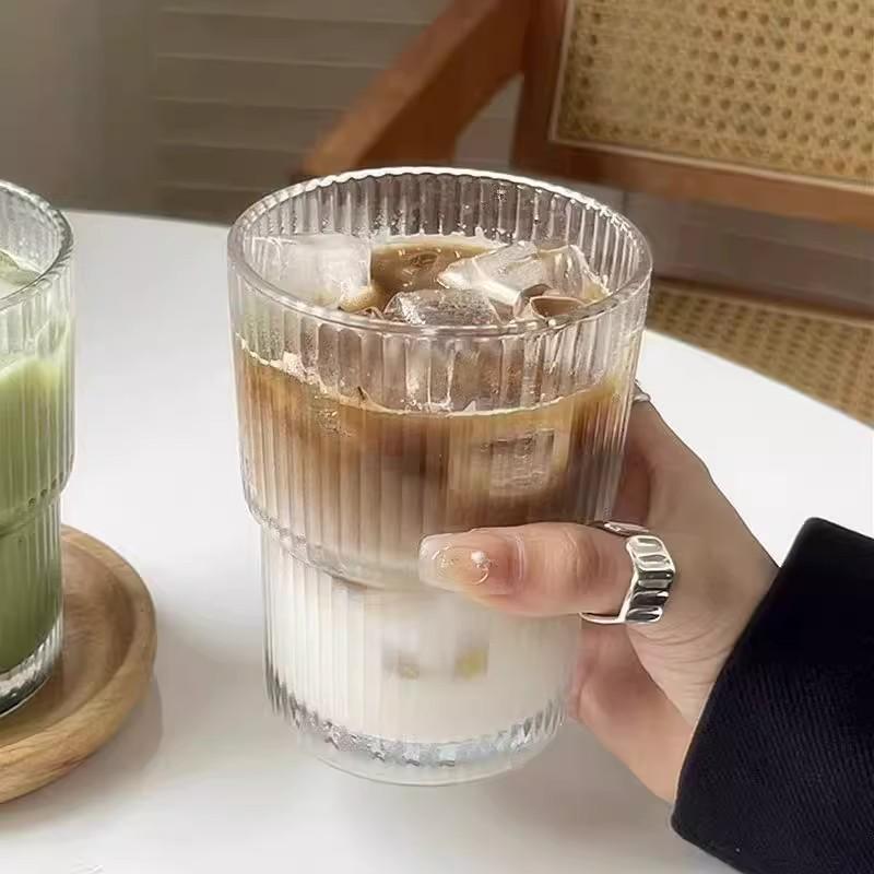 

Стеклянная кофейная кружка с вертикальной полоской, крышкой и соломинкой - Утолщенный и прозрачный дизайн 401-500ml