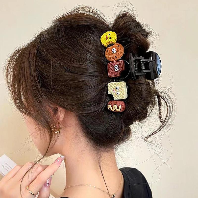 Cute Hairpins At The Back of The Hair Roots Coiled Hair and Shark Clip Headwear