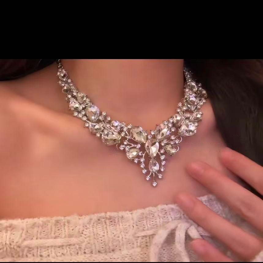 Luxury Rhinestone Teardrop Jewelry Set: Oval Earrings & Clavicle Necklace for Women.