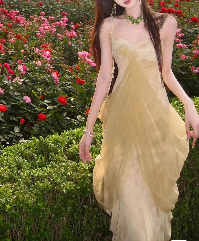 Elegantes französisches lila Mesh-Camisole-Kleid - Märchenhaftes Sommerdesign für Strandurlaube