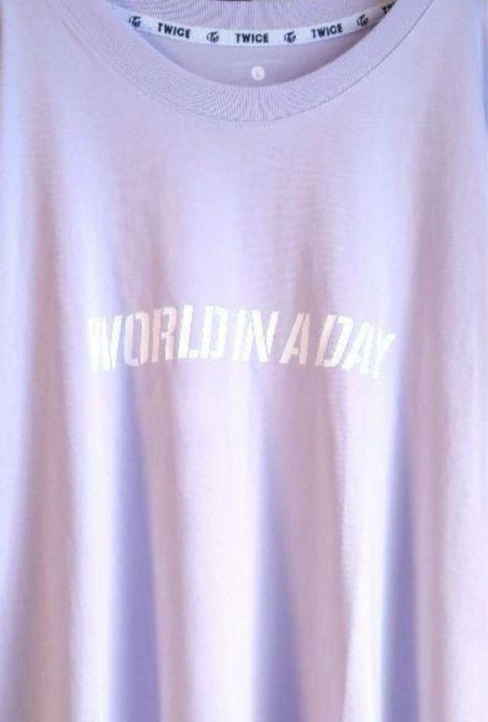 [USED] TWICE World In A Day T-shirt