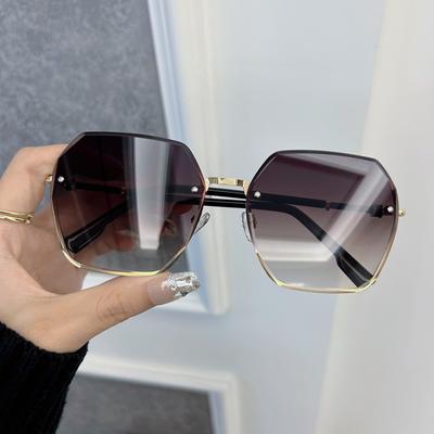 Lunettes de Soleil Mode Classiques Femmes Hommes Shoupai Protection UV Montures Stylées pour Femmes Hommes