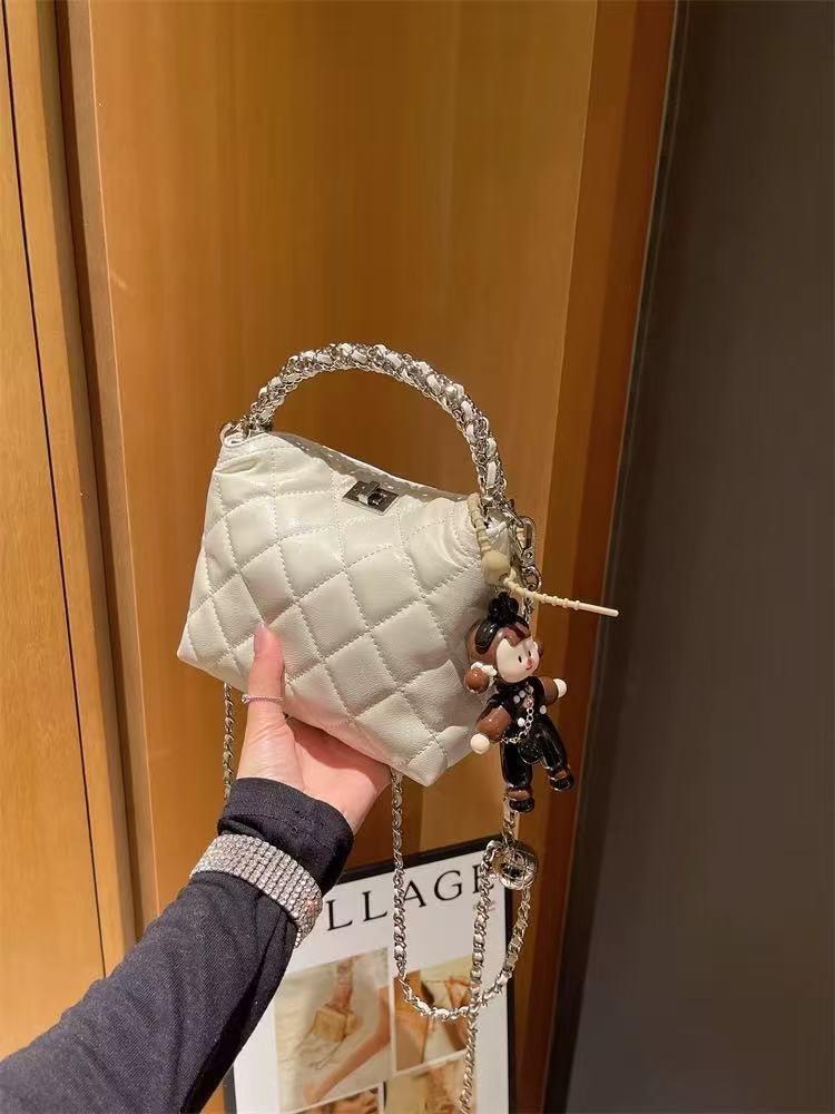 Portable chain 2025 new fashion versatile niche design high sense diamond chain bag shoulder messenger bag women