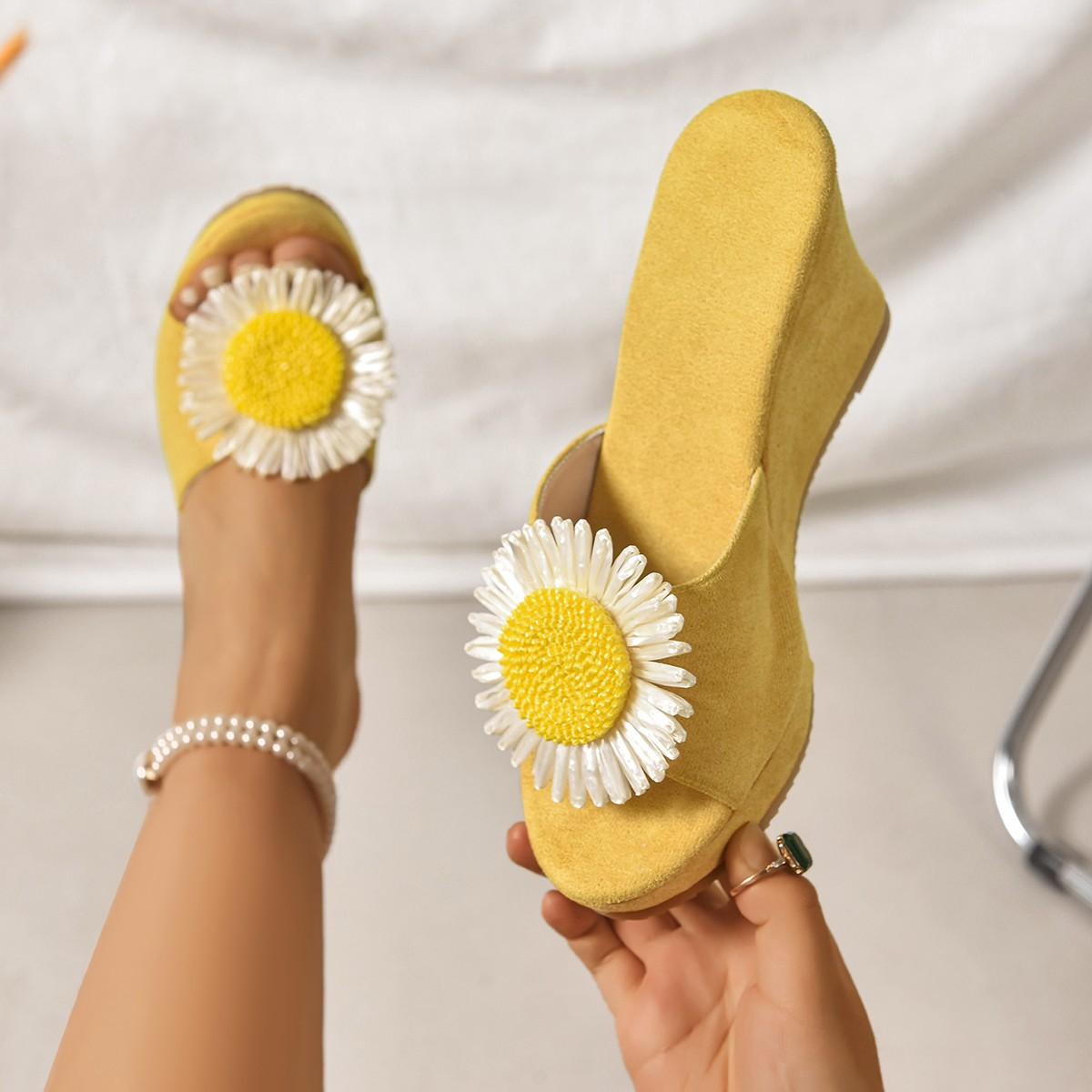

Модные сказочные туфли на танкетке, шлепанцы, лето 2025, новые цветы, мелкие ромашки, толстая подошва, высокая платформа, повседневные сандалии 43 жёлтый