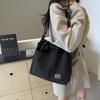 2025 new large-capacity casual fashion drawstring pleated shoulder bag travel leisure messenger tote bag women