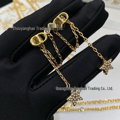 Pendientes de botón Seiko D Jia de alta calidad con letra CD, estrella de diamante y borla para mujer.