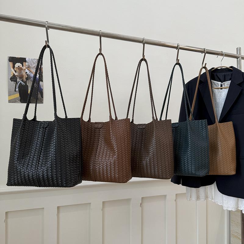 Simple and Large-capacity Woven Shoulder Bag Women's 2025 Autumn and Winter Niche Soft Leather Versatile Commuter Underarm Mother Bag