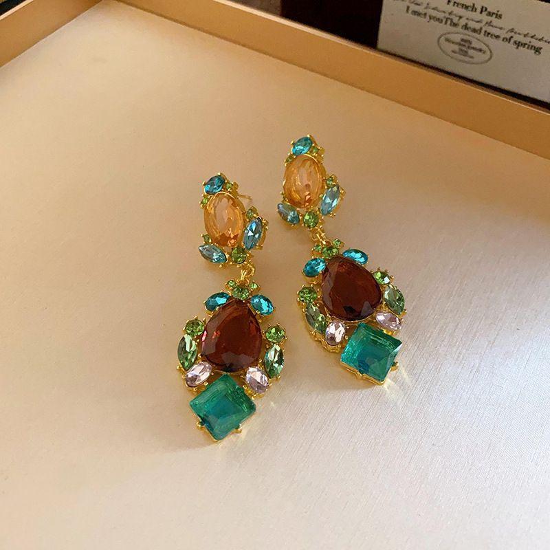 

Exquisite Zircon Teardrop Necklace: Vintage Light Luxury Clavicle Chain Jewelry