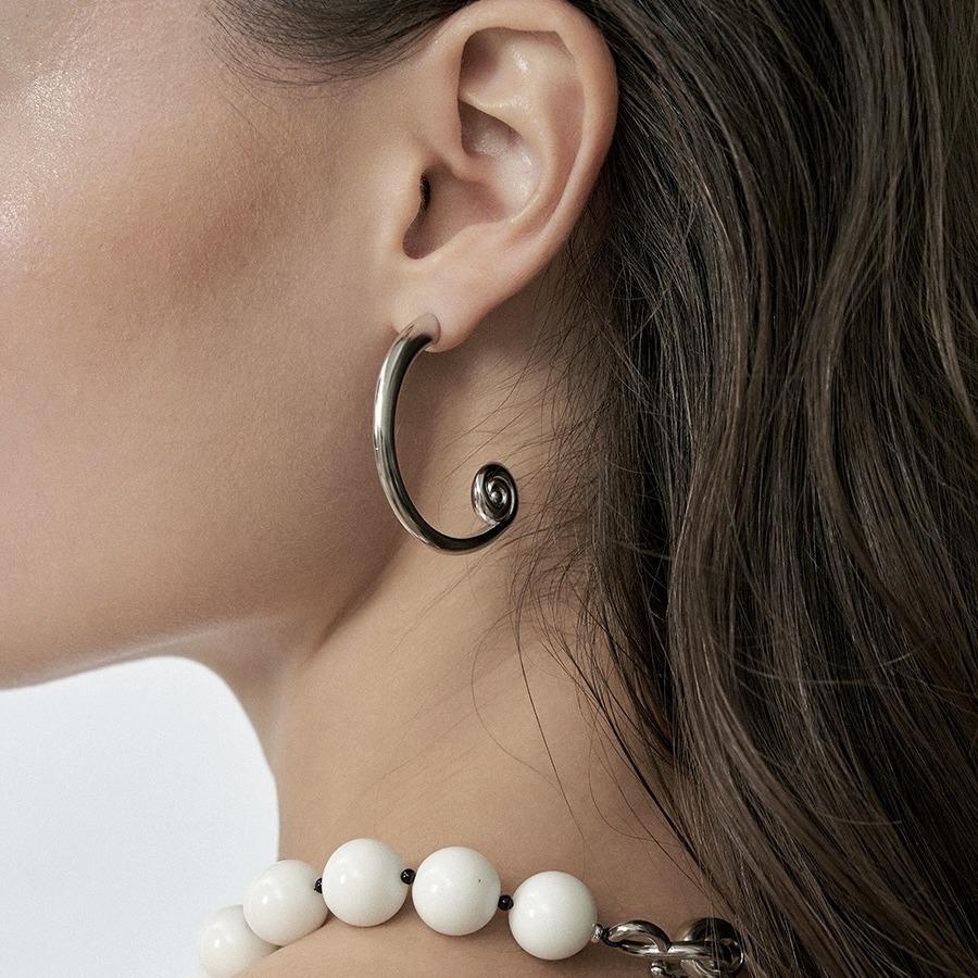 Eleganter C-förmiger Wellen-Ohrklemme: Minimalistische 925er Silber Ohrstecker mit Webdesign für Damen