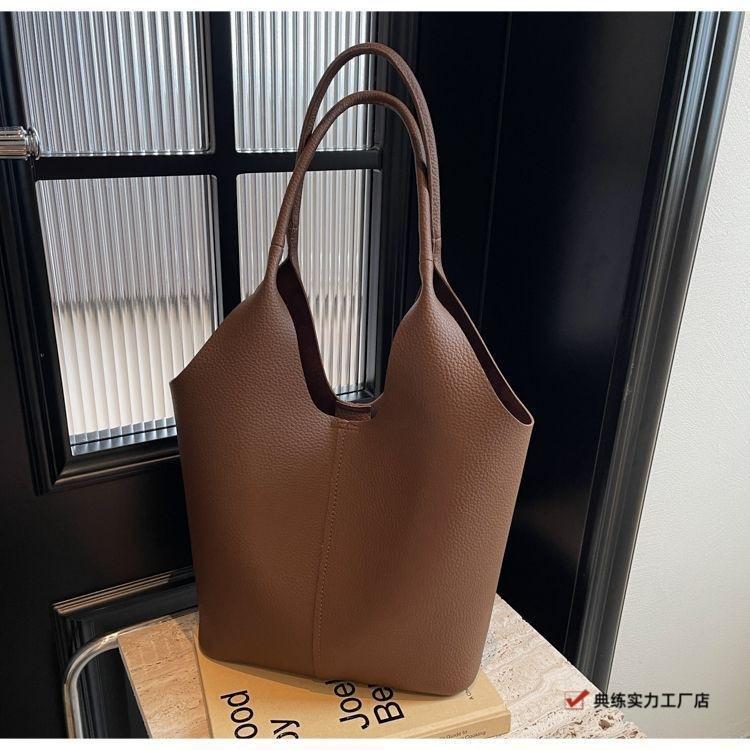 Large Capacity Bag Women's New Korean Version Fashion One Shoulder Armpit Bag Casual Commuting Soft Surface Portable Bucket Bag