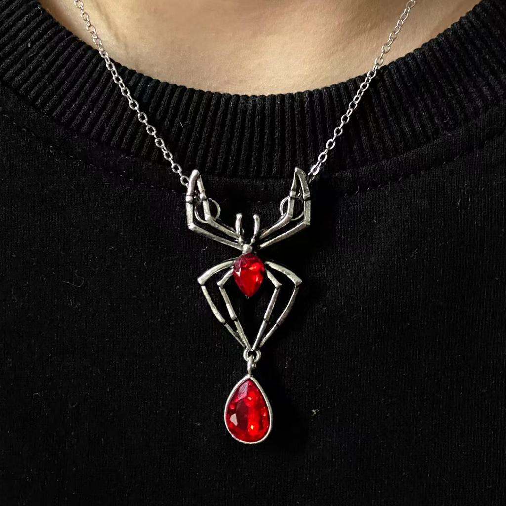 Halloween Spinnenstecker: Dunkler, dreidimensionaler Punk-Stil für einen coolen, ausgefallenen Look - Perfekt für europäische und amerikanische Fashionistas.